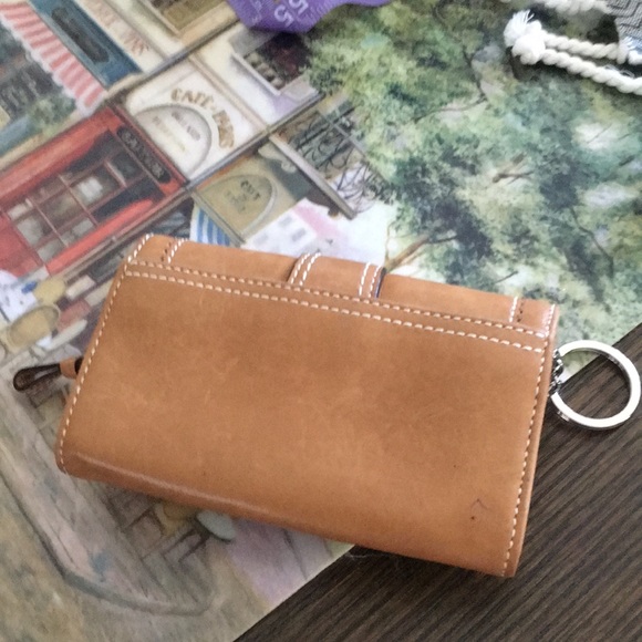 Coach tan wallet with key ring 6 compartment - Picture 2 of 7